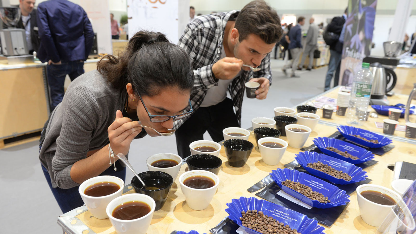 Zwei Besucher auf der COTECA Coffee, Tea and Cocoa Global Industry Expo in den Messehallen Hamburg