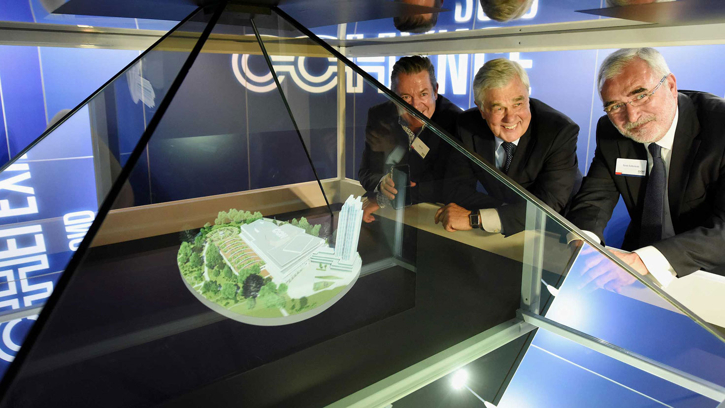 Eröffnung CCH-Showroom, 30. Mai 2017 / v. l. n. r.: Edgar Hirt, Wirtschaftssenator Frank Horch und Bernd Aufderheide an der Hologramm-Pyramide