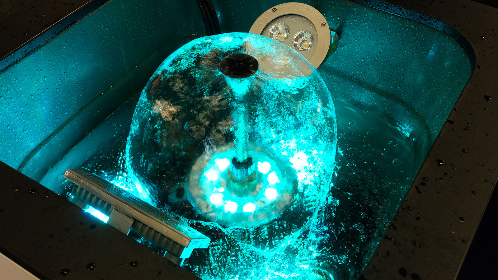 Ein beleuchteter Springbrunnen auf der Fachmesse für Elektro, Sanitär, Heizung und Klima GETNord