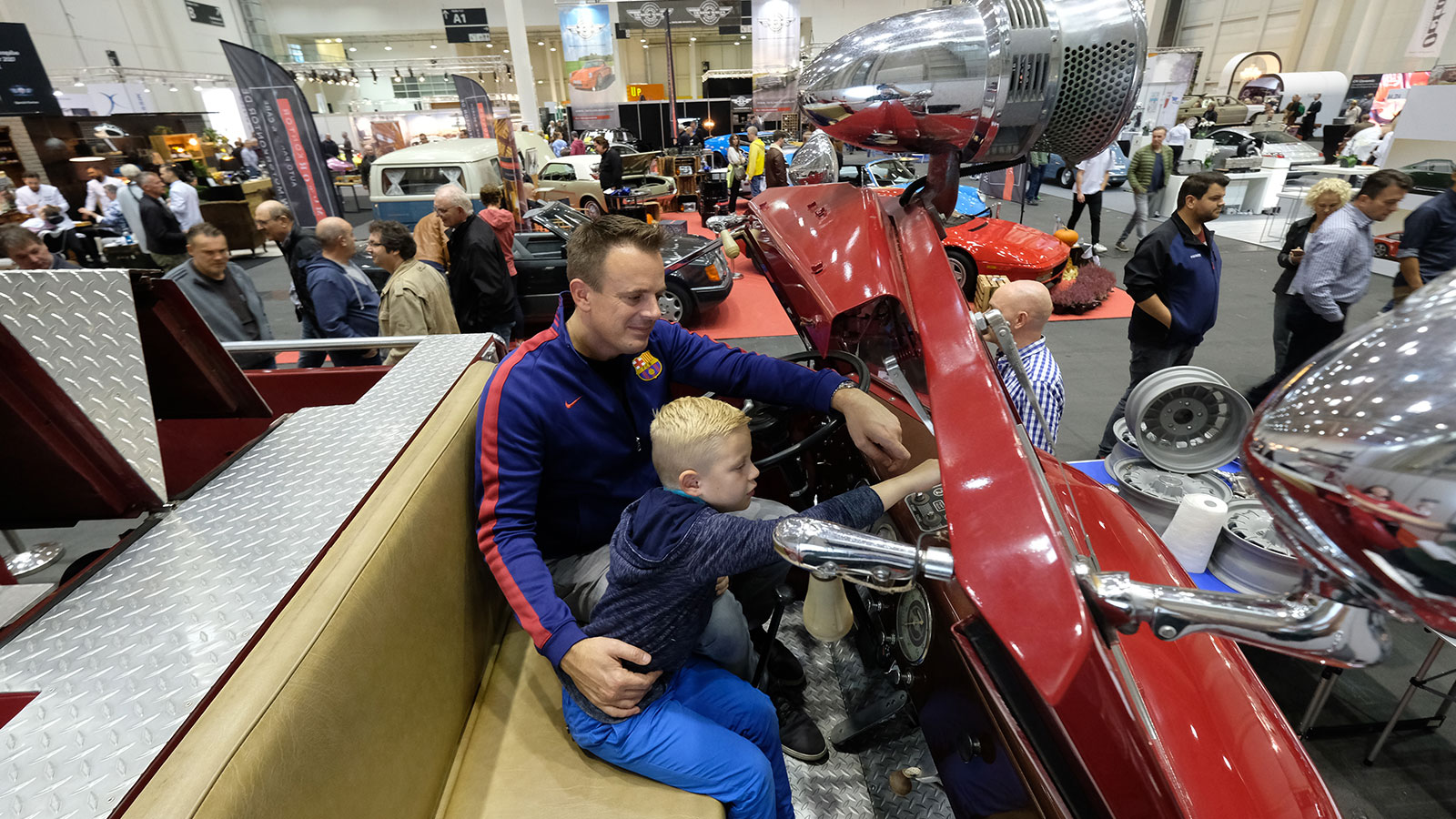 Hamburg Motor Classics: Ein Kind und ein erwachsener Besucher in einem Oldtimer Auto