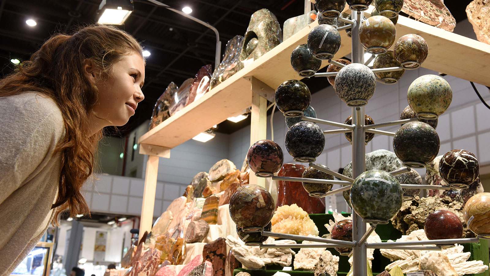 Besucherin vor Mineralien auf Mineralien Hamburg in den Messehallen Hamburg