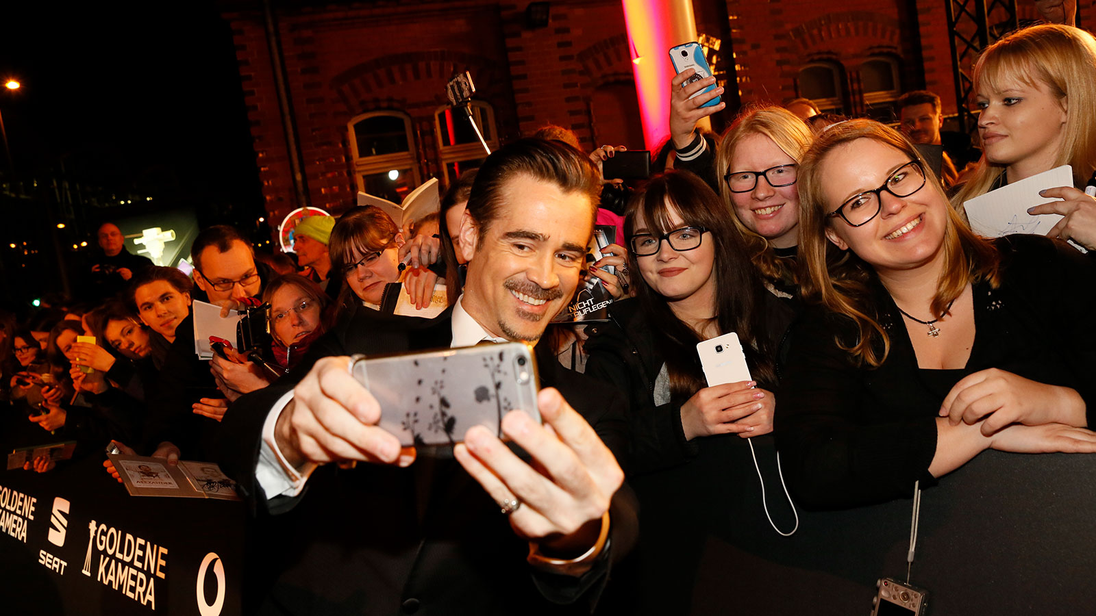 Colin Farrell mit Fans bei der Goldenen Kamera in Hamburg
