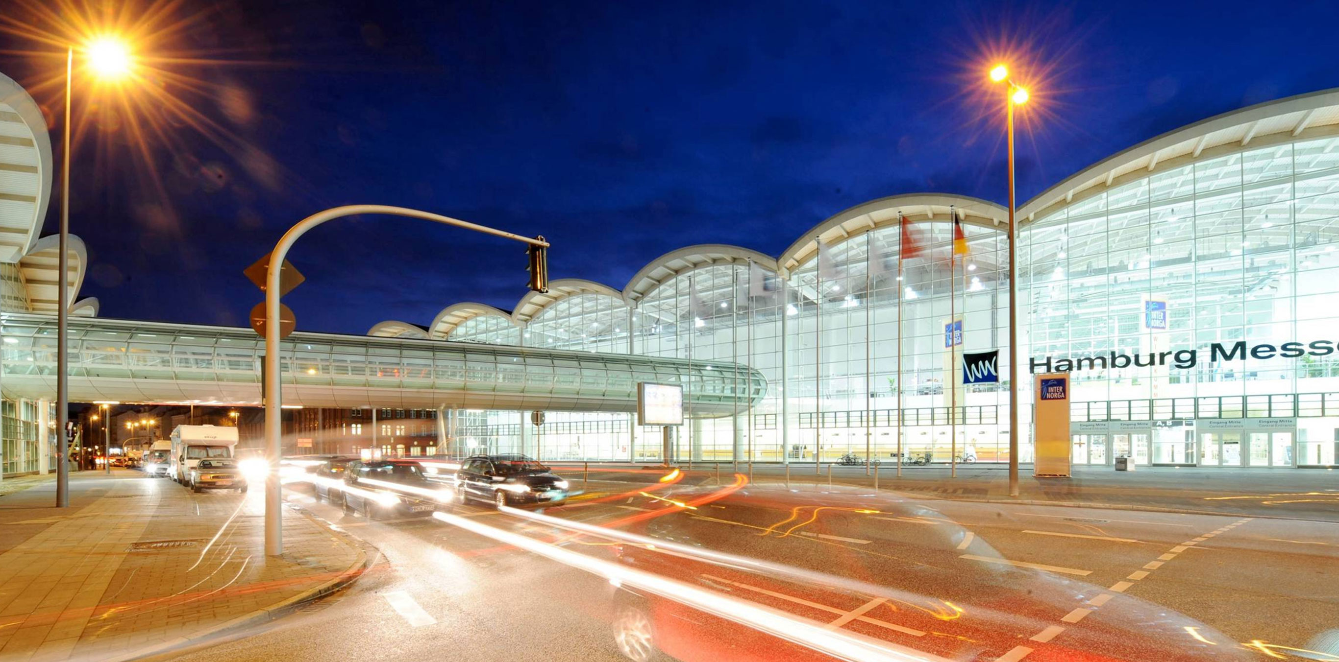 Die Hamburg Messe bei Nacht mit Straßenansicht